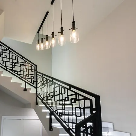 The Royals Downtown Apartment